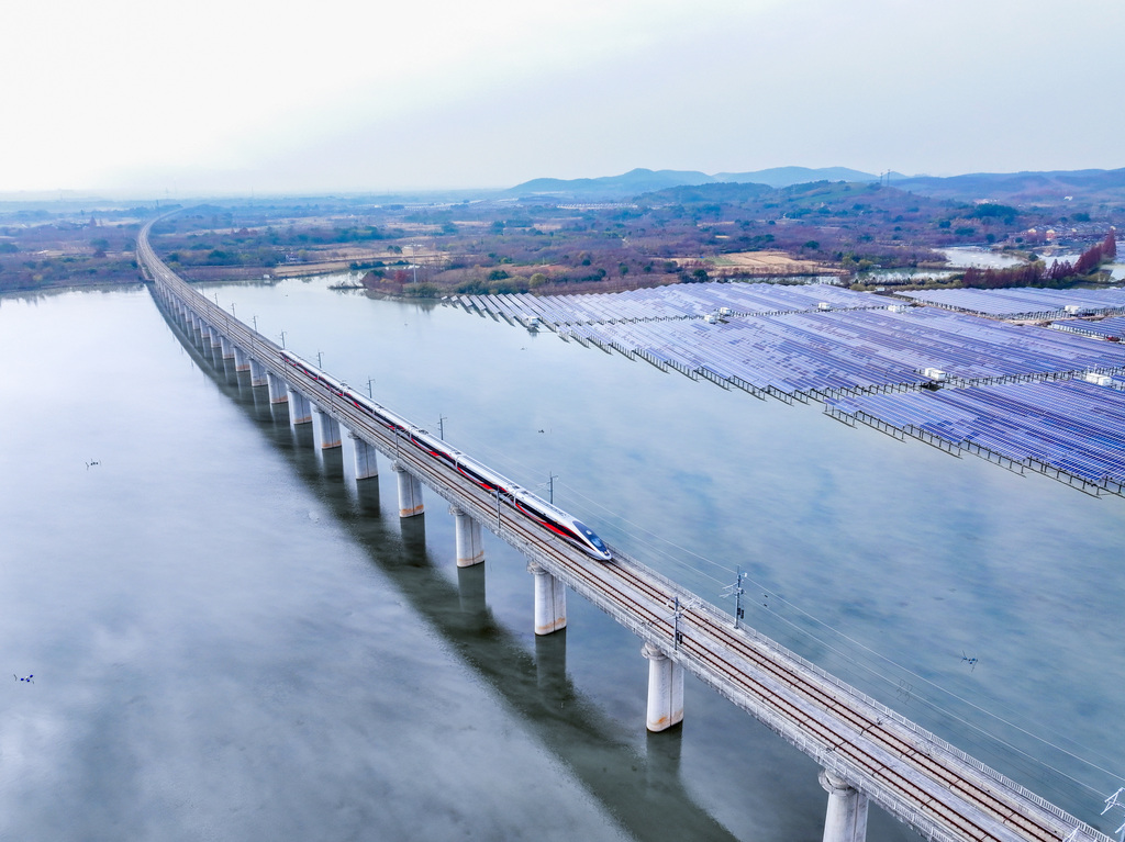 浙江湖州：光伏电站与高铁相映成景