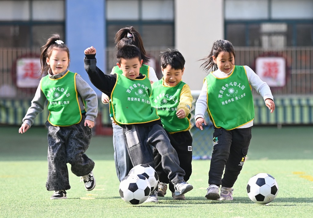 山东滕州：幼儿园儿童参加足球运动