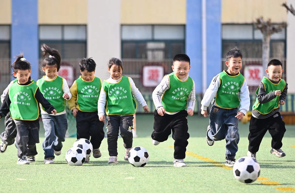 山东滕州：幼儿园儿童参加足球运动