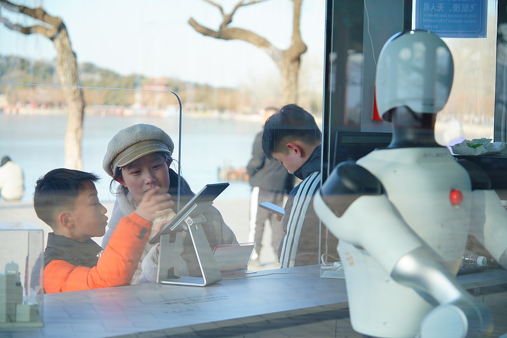 机器人“入职”颐和园零售店