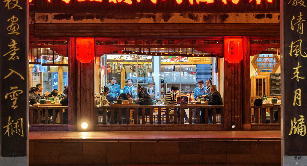 江苏扬州：东关街灯火璀璨 游客漫步其间