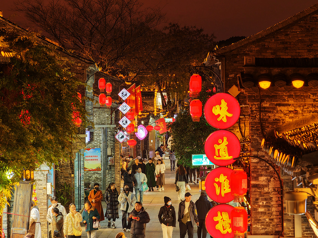 江苏扬州：东关街灯火璀璨 游客漫步其间
