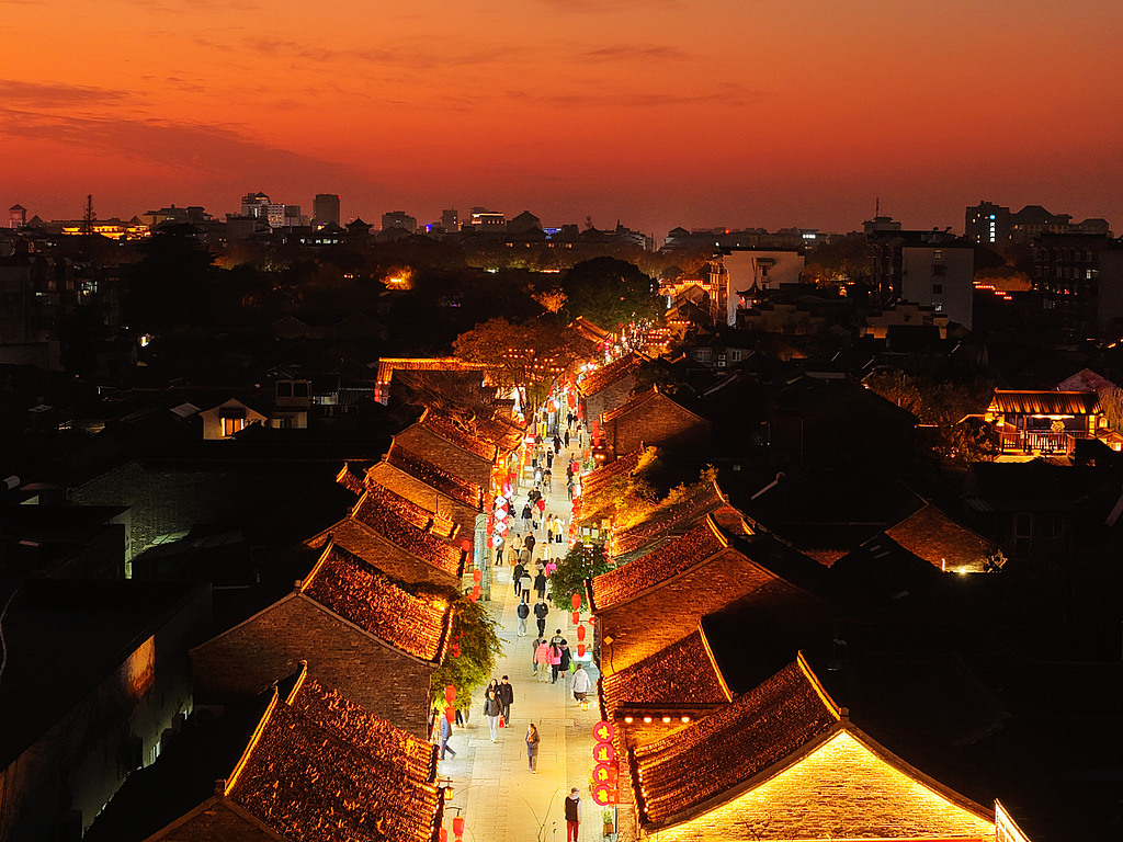 江苏扬州：东关街灯火璀璨 游客漫步其间