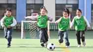 山东滕州：幼儿园儿童参加足球运动