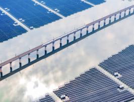 浙江湖州：光伏电站与高铁相映成景