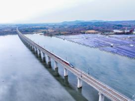 浙江湖州：光伏电站与高铁相映成景