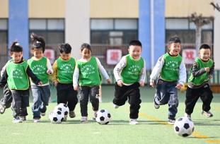 山东滕州：幼儿园儿童参加足球运动