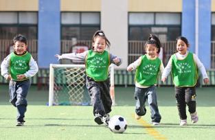 山东滕州：幼儿园儿童参加足球运动