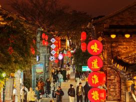 江苏扬州：东关街灯火璀璨 游客漫步其间