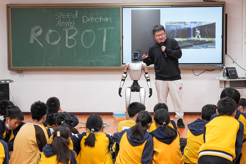 北京：人形机器人走进小学生课堂