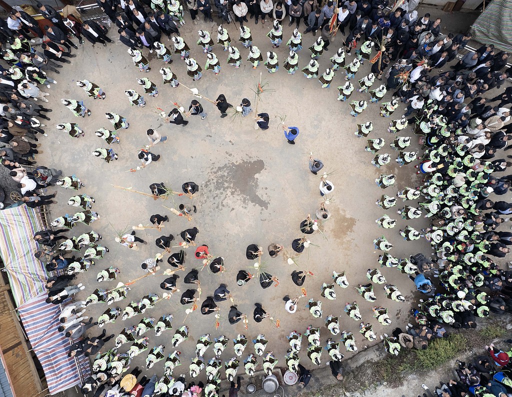 贵州黔东南：苗族同胞欢庆鼓藏节
