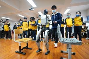 北京：人形机器人走进小学生课堂