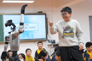 北京：人形机器人走进小学生课堂