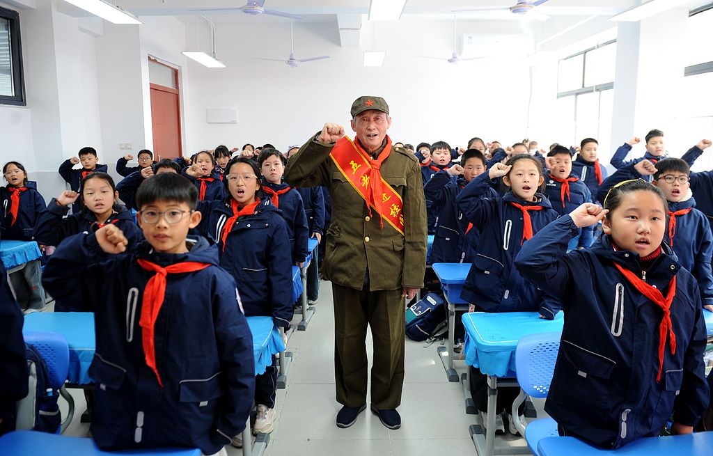 合肥小学生与老战士共读爱国诗篇铭记历史