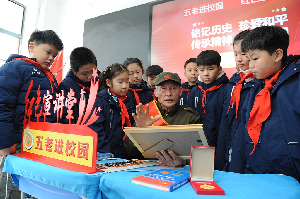 合肥小学生与老战士共读爱国诗篇铭记历史