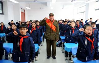 合肥小学生与老战士共读爱国诗篇铭记历史