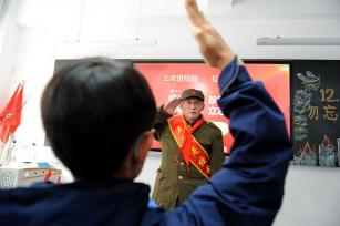 合肥小学生与老战士共读爱国诗篇铭记历史