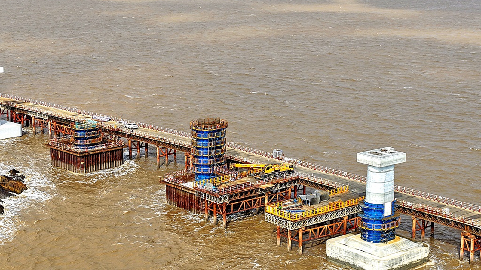 浙江台州：头门港铁路跨海大桥施工中