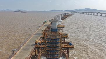 浙江台州：头门港铁路跨海大桥施工中