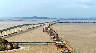 浙江台州：头门港铁路跨海大桥施工中