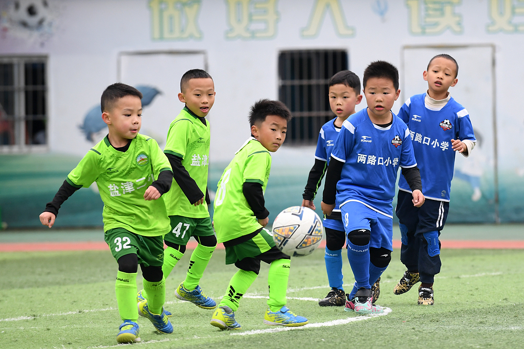 贵州仁怀：小学生参加冬季校园足球周末联赛