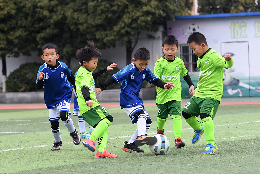 贵州仁怀：小学生参加冬季校园足球周末联赛