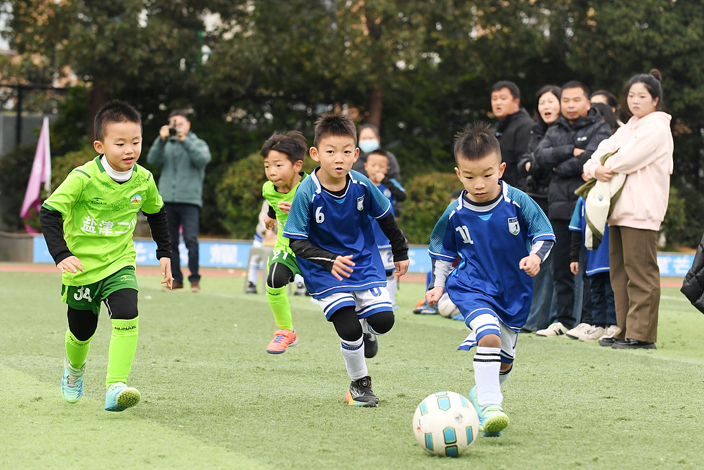 贵州仁怀：小学生参加冬季校园足球周末联赛