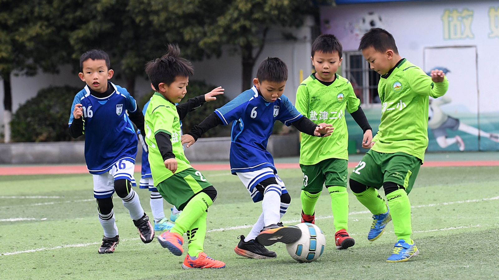 貴州仁懷：小學生參加冬季校園足球周末聯賽