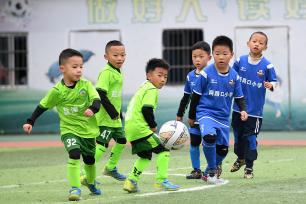 贵州仁怀：小学生参加冬季校园足球周末联赛