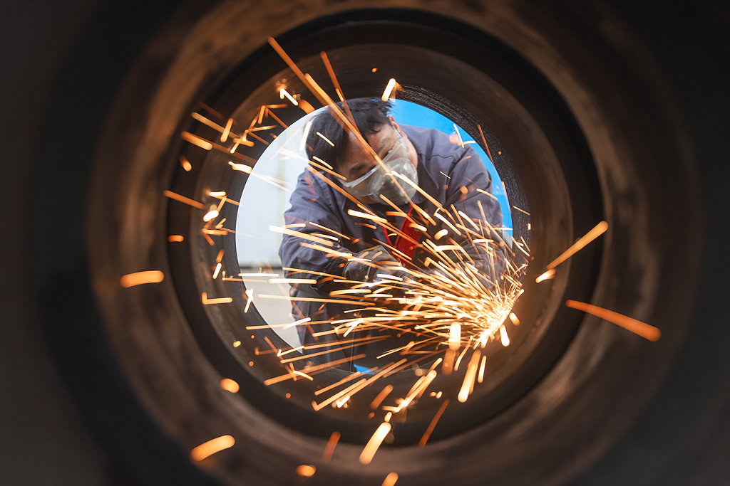 山东青岛：工人开足马力赶制订单