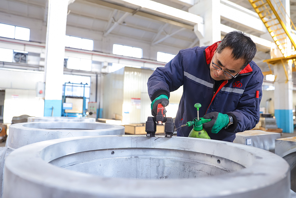 山东青岛：工人开足马力赶制订单