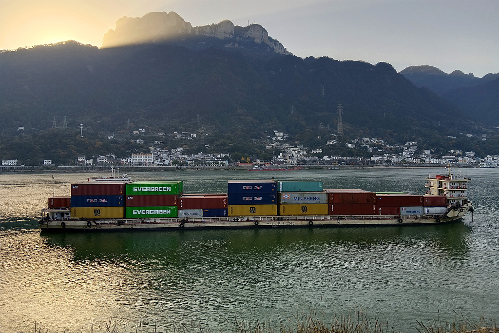 湖北宜昌：货船在“黄金水道”行驶