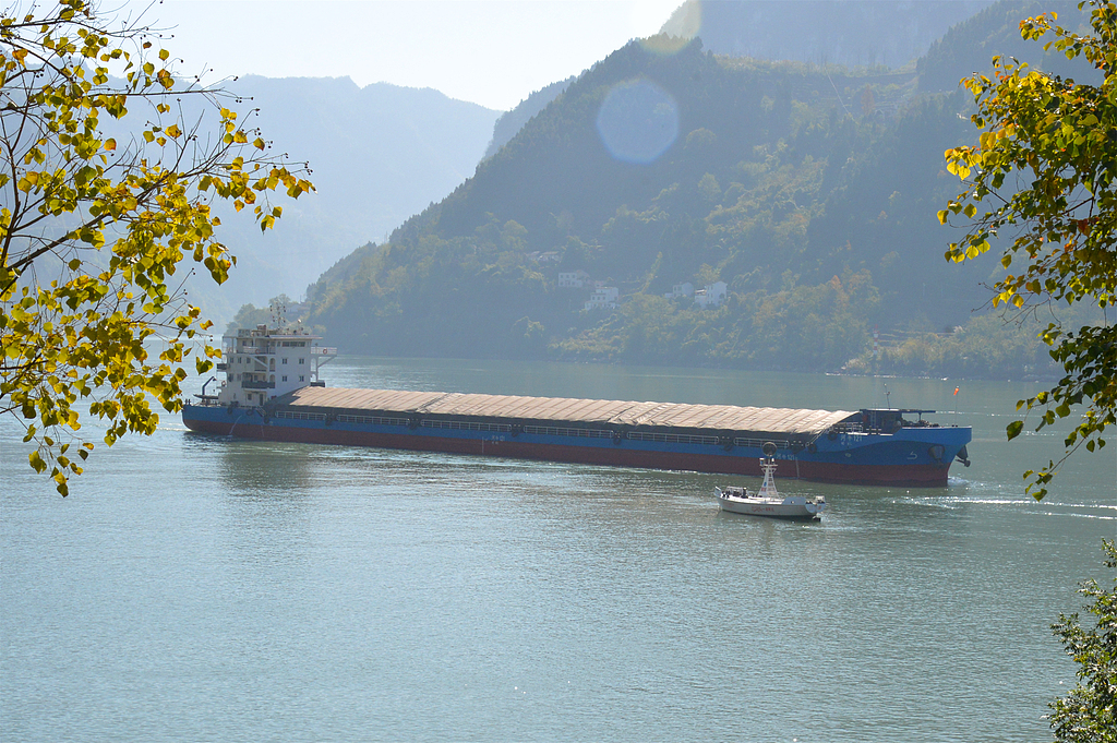 湖北宜昌：货船在“黄金水道”行驶