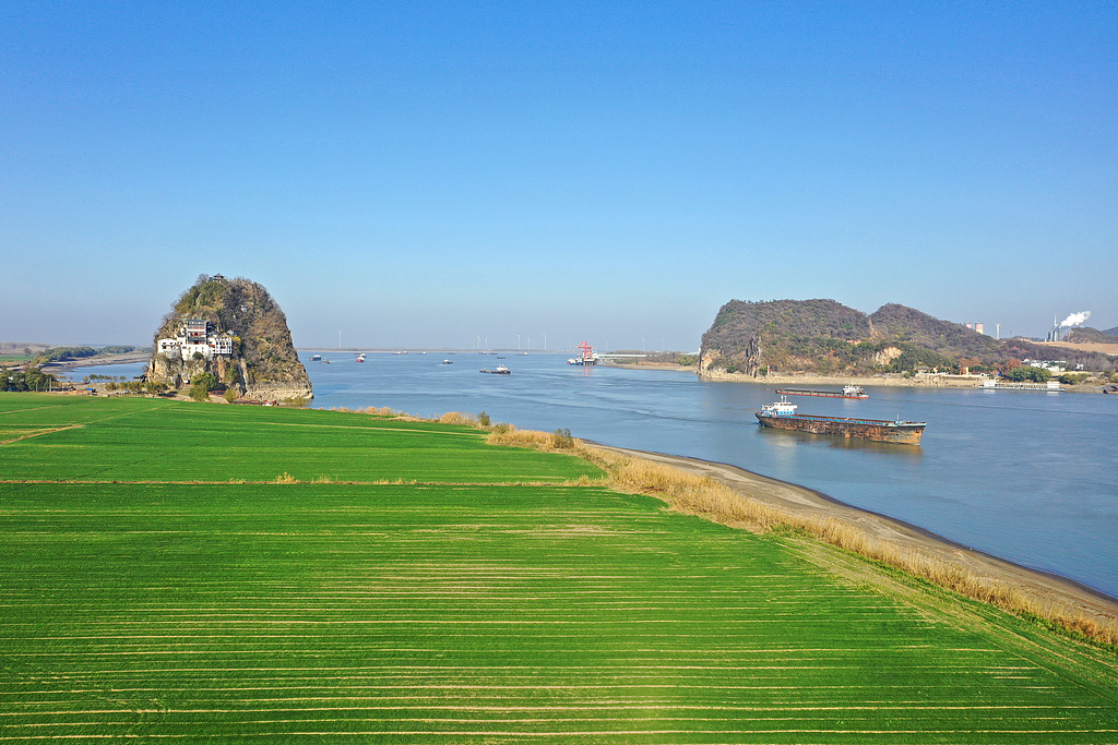 安徽安庆：长江航道内船舶往来穿梭