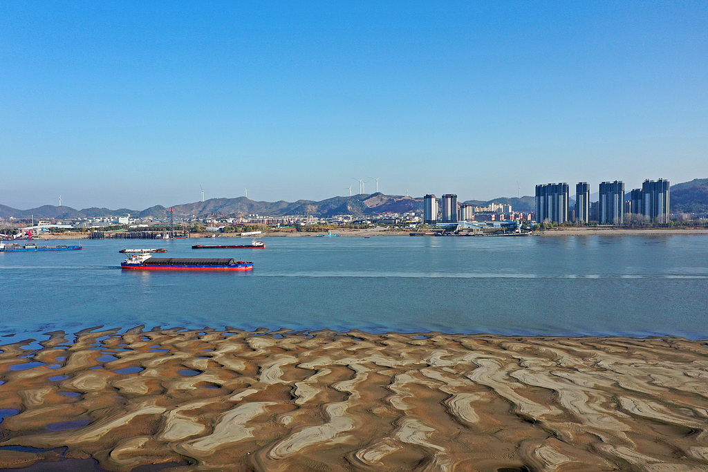 安徽安庆：长江航道内船舶往来穿梭