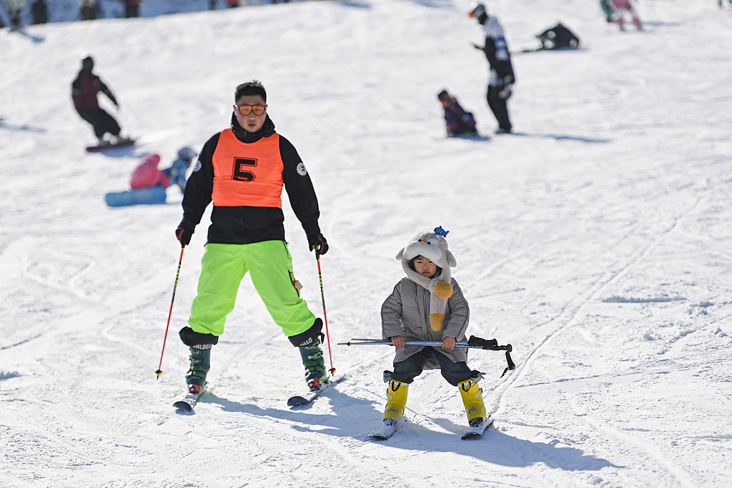 山东潍坊：滑雪爱好者乐享冰雪运动