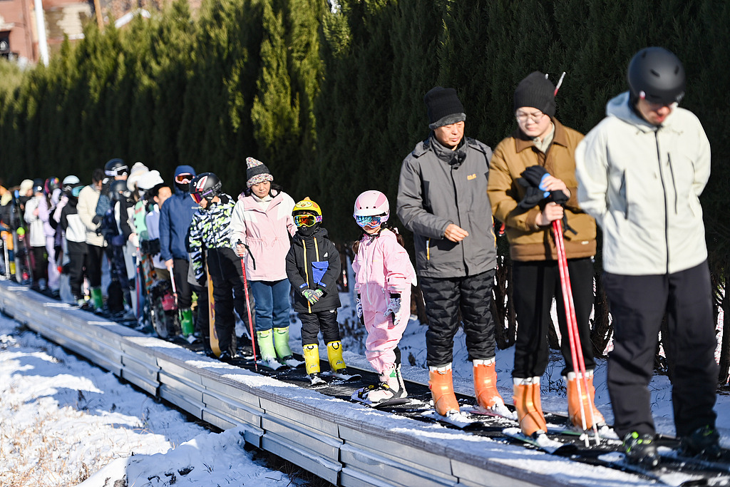 山东潍坊：滑雪爱好者乐享冰雪运动