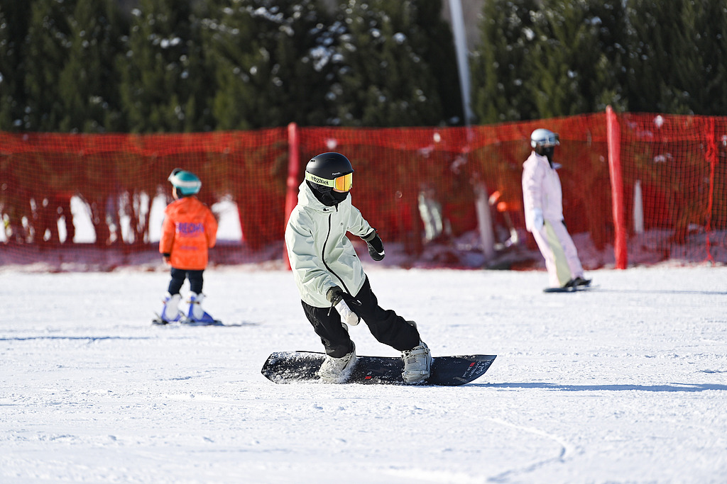 山东潍坊：滑雪爱好者乐享冰雪运动