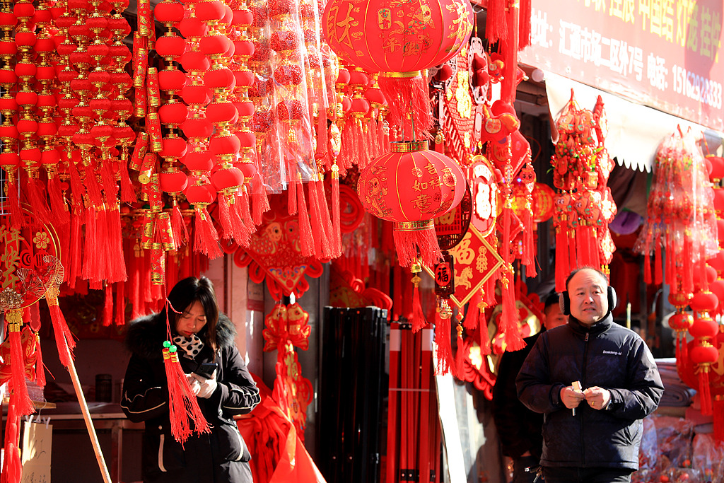 江苏淮安：市民选购红灯笼等新年饰品