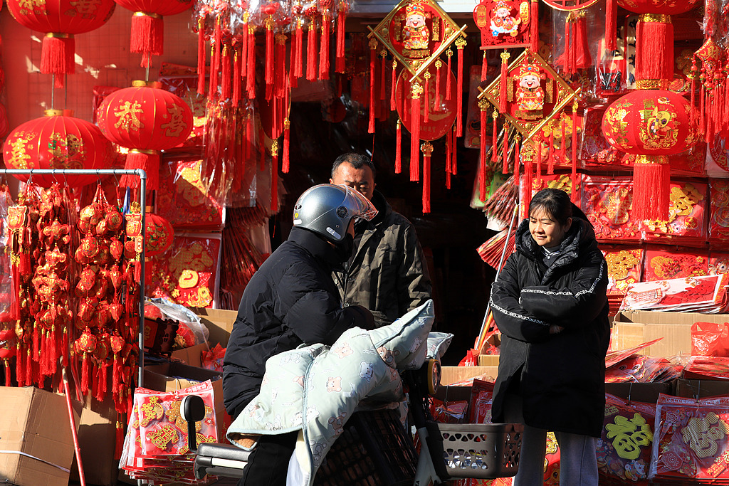 江苏淮安：市民选购红灯笼等新年饰品