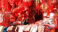 江苏淮安：市民选购红灯笼等新年饰品
