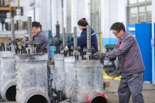 山东青岛：工人开足马力赶制订单