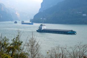 湖北宜昌：货船在“黄金水道”行驶