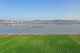 安徽安庆：长江航道内船舶往来穿梭