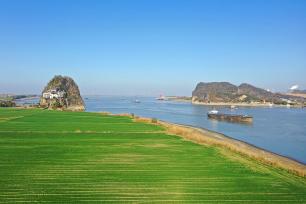 安徽安庆：长江航道内船舶往来穿梭