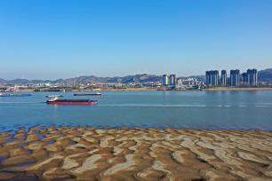 安徽安庆：长江航道内船舶往来穿梭