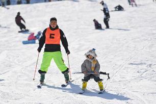 山东潍坊：滑雪爱好者乐享冰雪运动