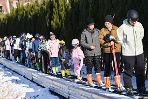 山东潍坊：滑雪爱好者乐享冰雪运动