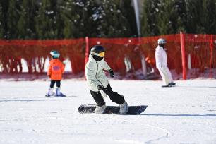 山东潍坊：滑雪爱好者乐享冰雪运动