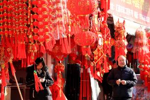 江苏淮安：市民选购红灯笼等新年饰品